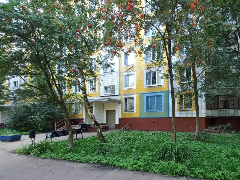 ГП16964475.Квартира.Фасад здания с выделенными окнами реализуемого объекта.jpg