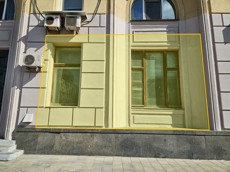 ГП16966633.Нежилое помещение.Фасад здания с выделенными окнами реализуемого объекта_2.jpg