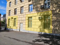 ГП16966633.Нежилое помещение.Фасад здания с выделенными окнами реализуемого объекта_4.jpg