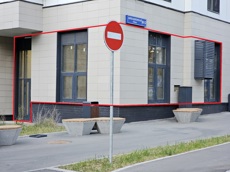 ГП16973428.Нежилое помещение.Фасад здания с выделенными окнами реализуемого объекта.jpg