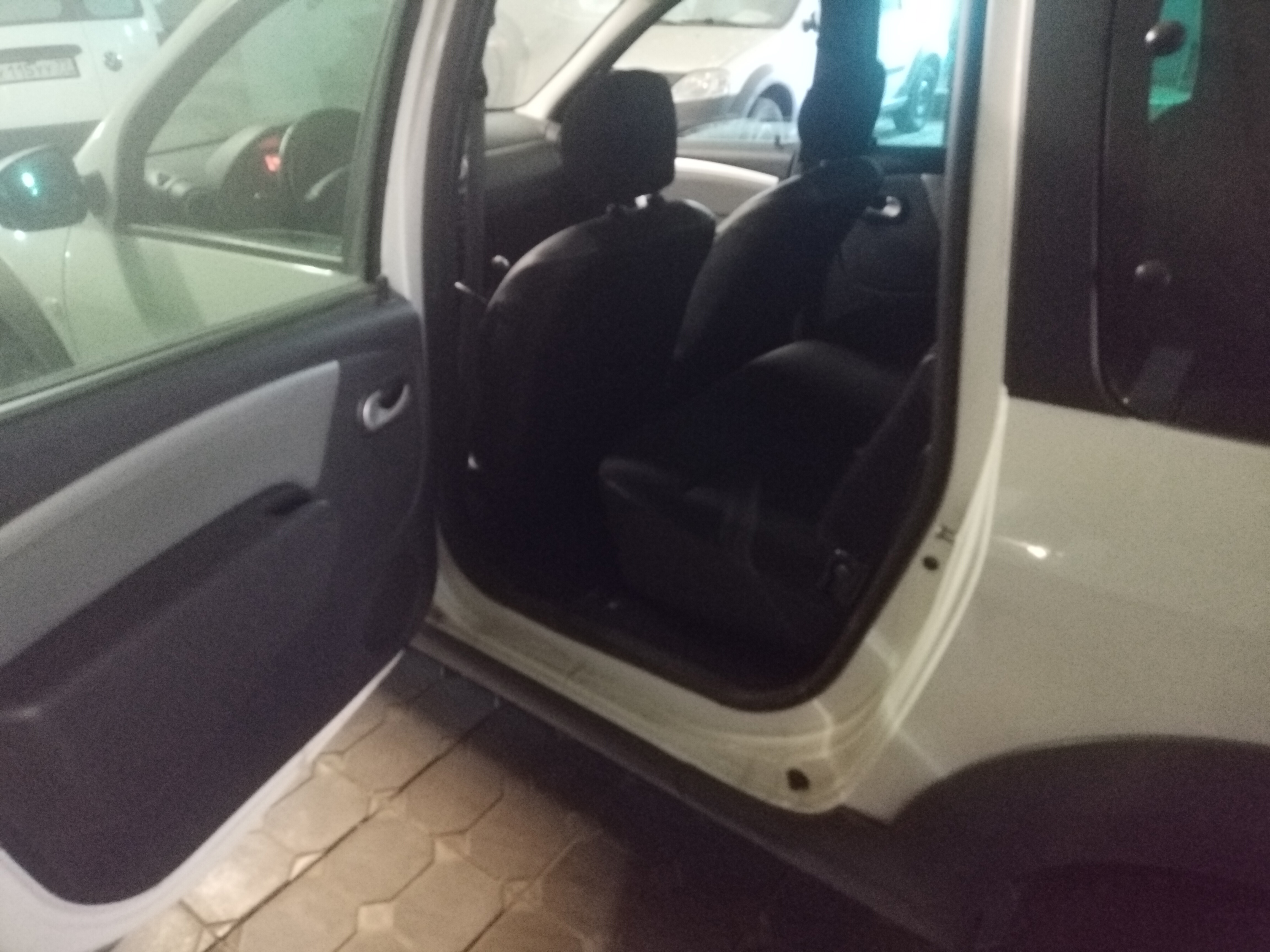 ГП16966714.Транспортное средство.Вид салона с левой стороны пассажирского ряда.jpg