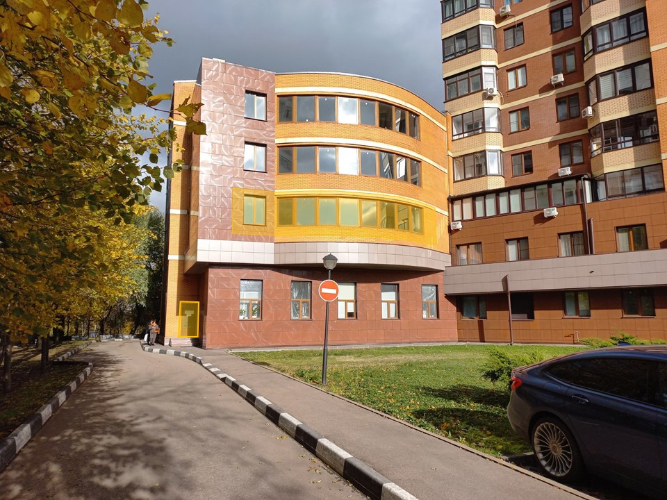 ГП16955393.Нежилое помещение.Фасад здания с выделенными окнами реализуемого объекта.jpg