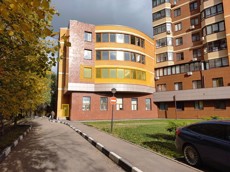 ГП16955393.Нежилое помещение.Фасад здания с выделенными окнами реализуемого объекта.jpg