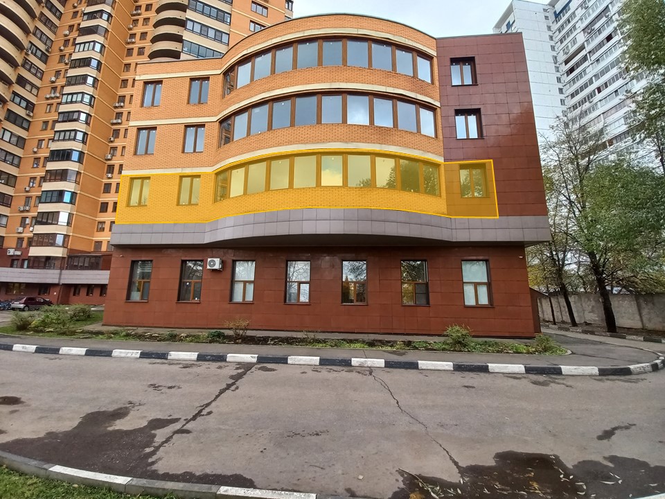 ГП16955393.Нежилое помещение.Фасад здания с выделенными окнами реализуемого объекта_3.jpg