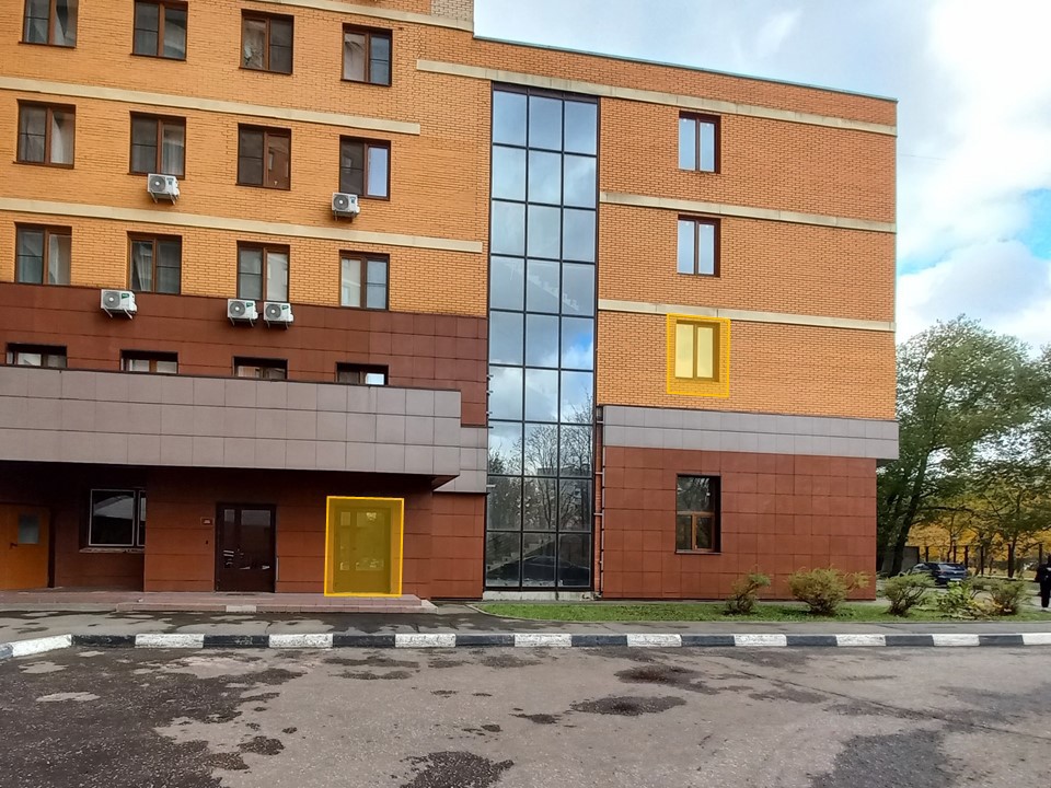 ГП16955393.Нежилое помещение.Фасад здания с выделенными окнами реализуемого объекта_4.jpg