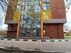 ГП16955393.Нежилое помещение.Фасад здания с выделенными окнами реализуемого объекта_2.jpg