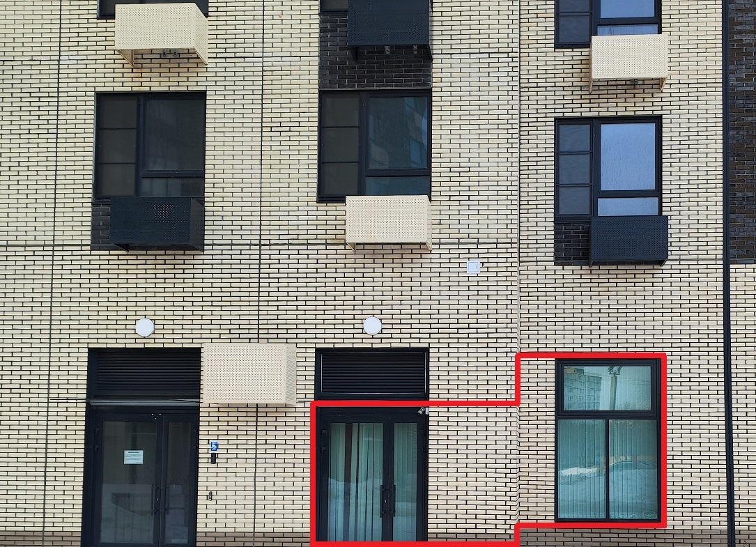 ГП16974370.Нежилое помещение.Фасад здания с выделенными окнами реализуемого объекта.jpg