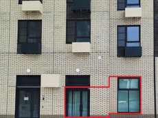 ГП16974370.Нежилое помещение.Фасад здания с выделенными окнами реализуемого объекта.jpg