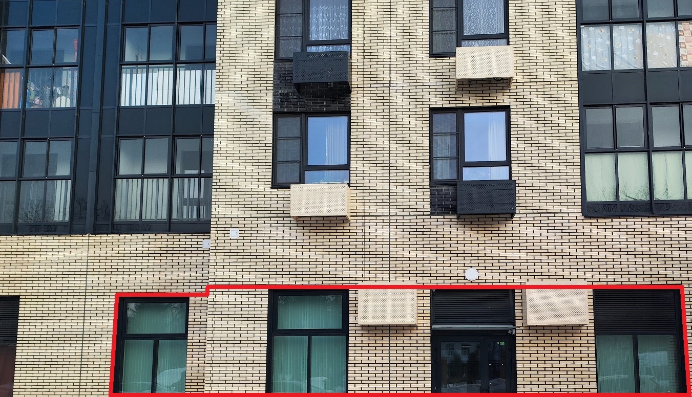 ГП16974370.Нежилое помещение.Фасад здания с выделенными окнами реализуемого объекта_2.jpg