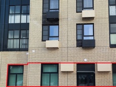 ГП16974370.Нежилое помещение.Фасад здания с выделенными окнами реализуемого объекта_2.jpg