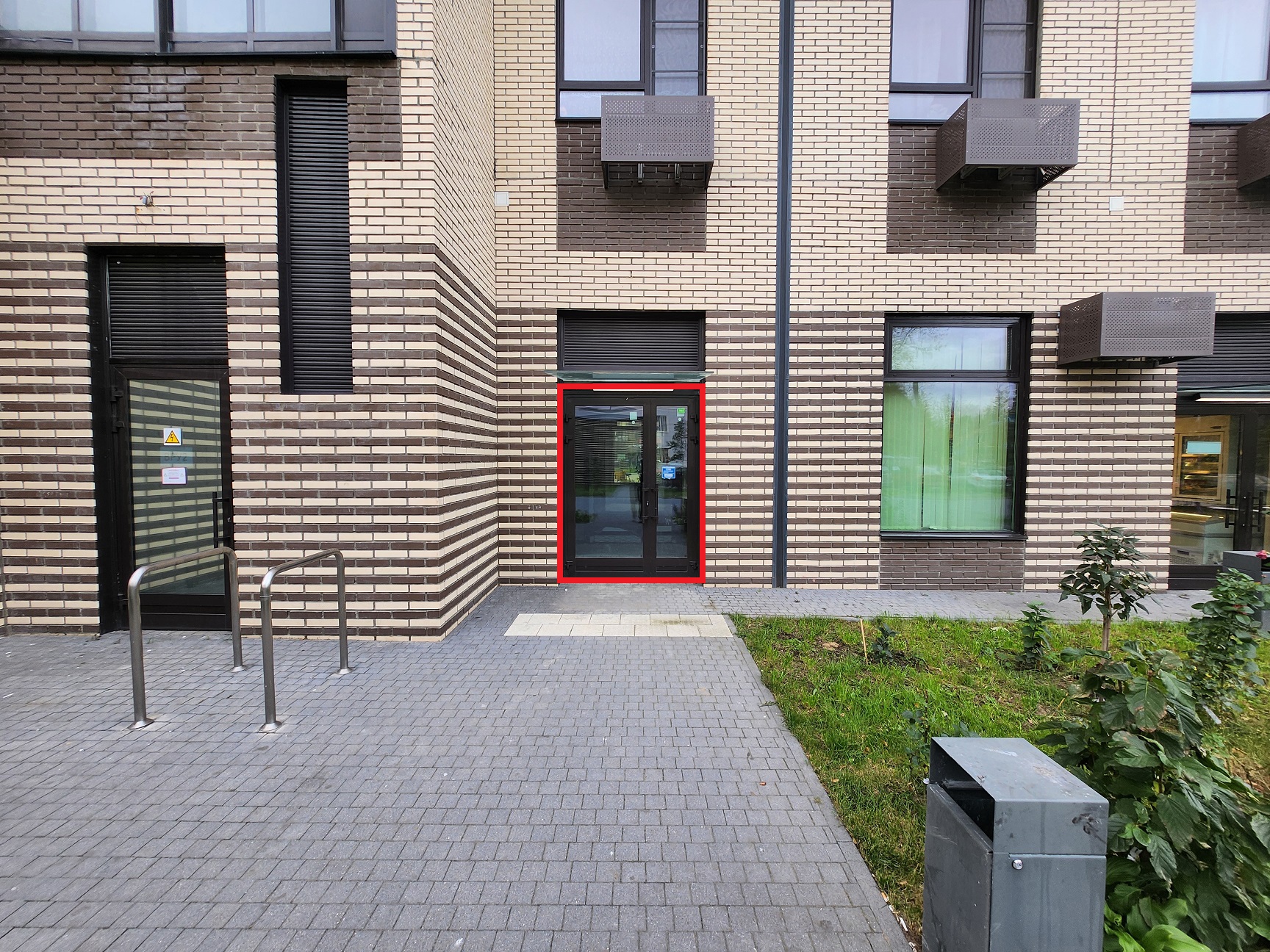 ГП16974372.Нежилое помещение.Фасад здания с выделенными окнами реализуемого объекта.jpg