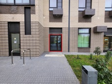 ГП16974372.Нежилое помещение.Фасад здания с выделенными окнами реализуемого объекта.jpg