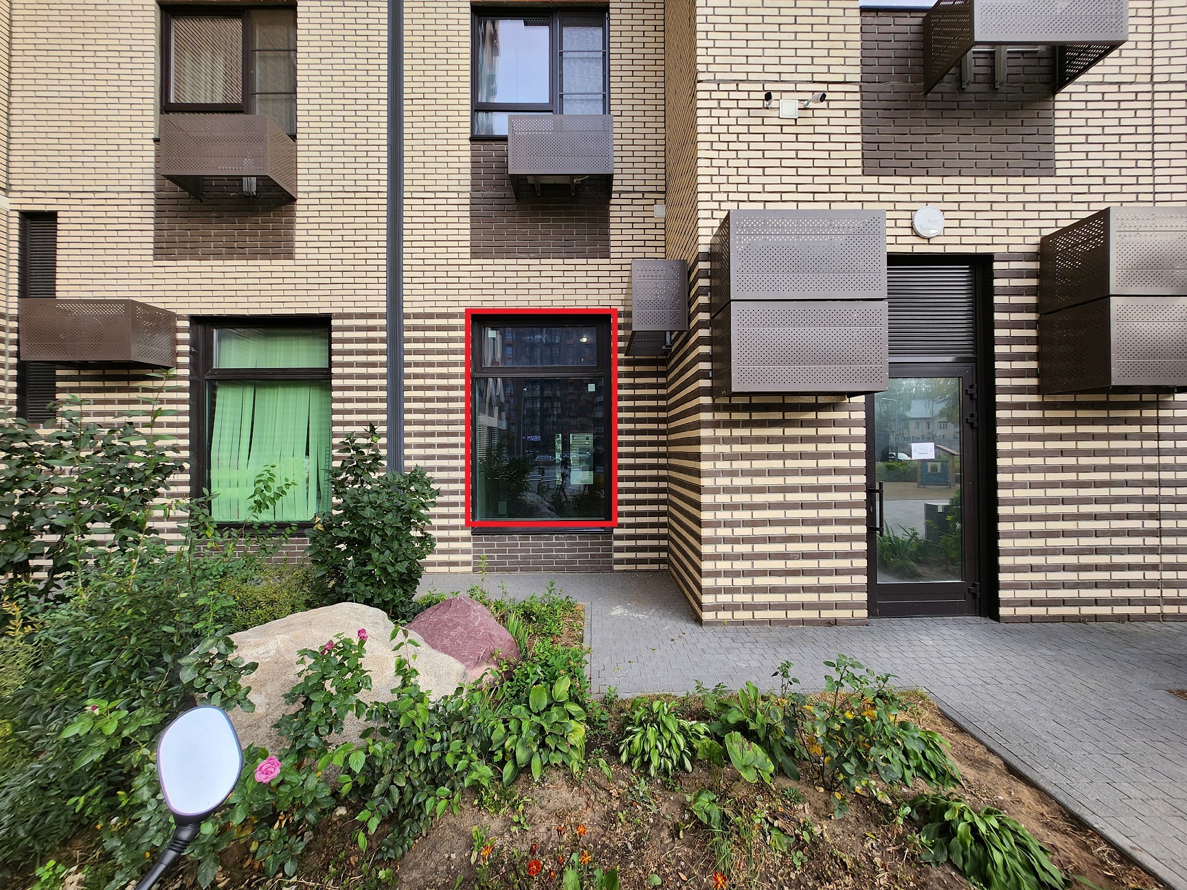 ГП16974372.Нежилое помещение.Фасад здания с выделенными окнами реализуемого объекта_2.jpg