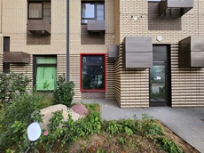 ГП16974372.Нежилое помещение.Фасад здания с выделенными окнами реализуемого объекта_2.jpg