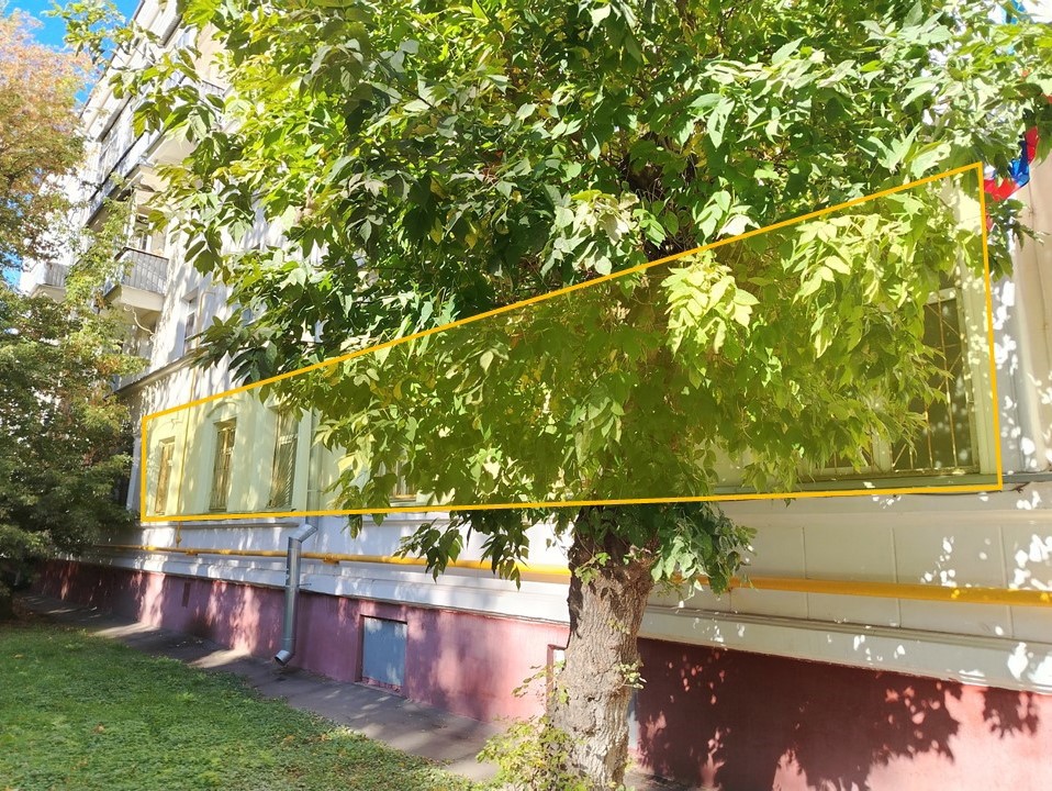 ГП16971839.Нежилое помещение.Фасад здания с выделенными окнами реализуемого объекта.jpg