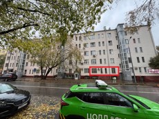 ГП16965143.Нежилое помещение.Фасад здания с выделенными окнами реализуемого объекта.jpg