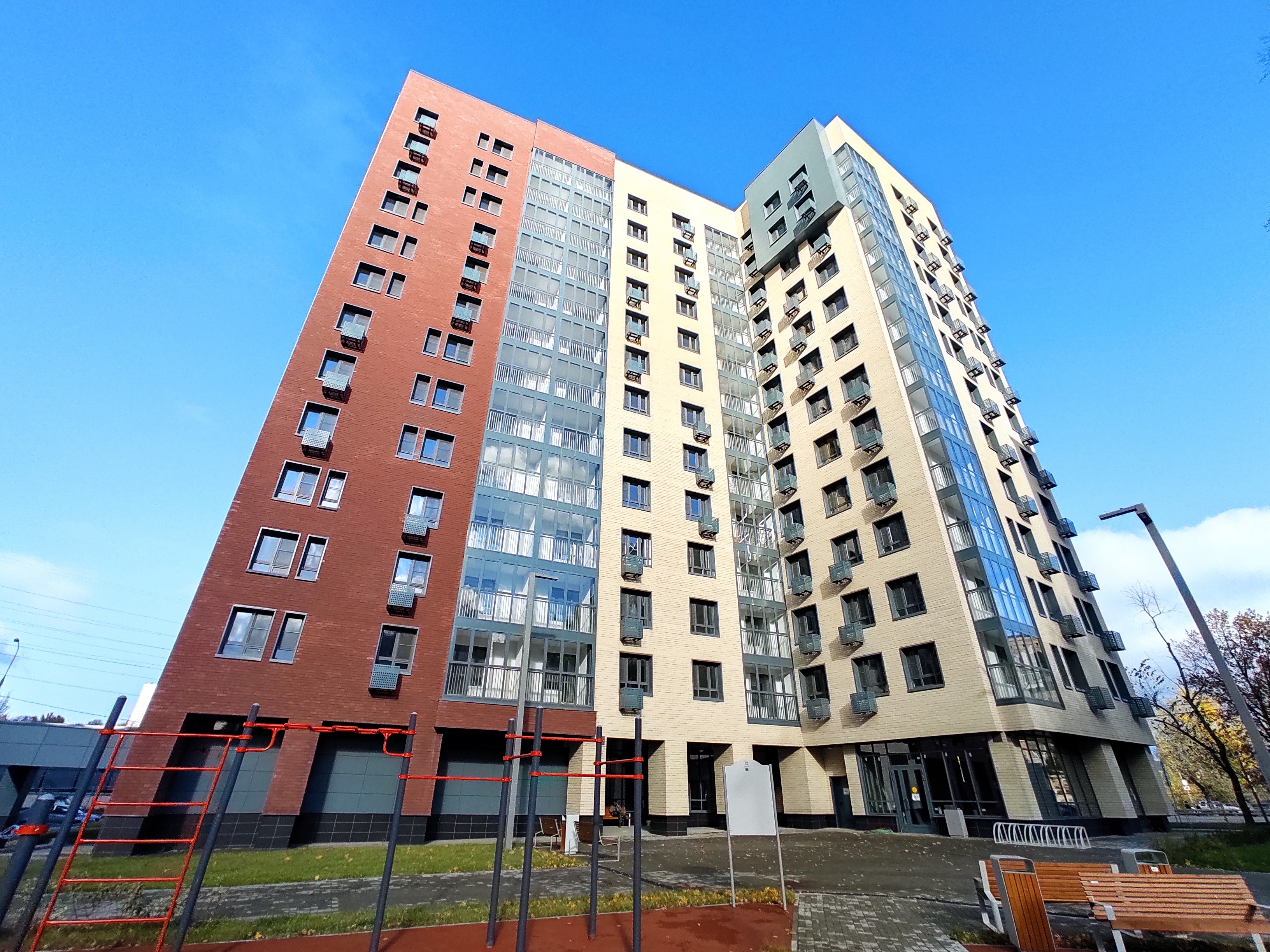 ГП16974918.Машино-место.Фасад здания с выделенными окнами реализуемого объекта.jpg