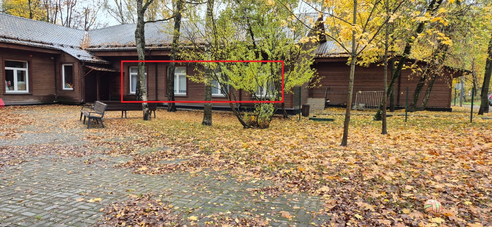 ГП16965570.Нежилое помещение.Фасад здания с выделенными окнами реализуемого объекта.jpeg