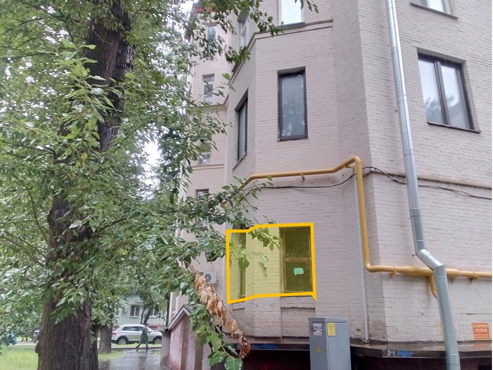 ГП16963602.Нежилое помещение.Фасад здания с выделенными окнами реализуемого объекта.jpg