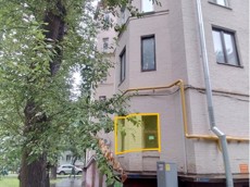 ГП16963602.Нежилое помещение.Фасад здания с выделенными окнами реализуемого объекта.jpg