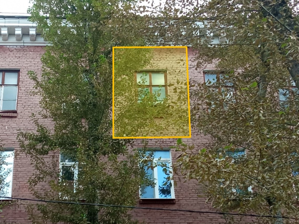 ГП16967720.Комната.Фасад здания с выделенными окнами реализуемого объекта.jpg