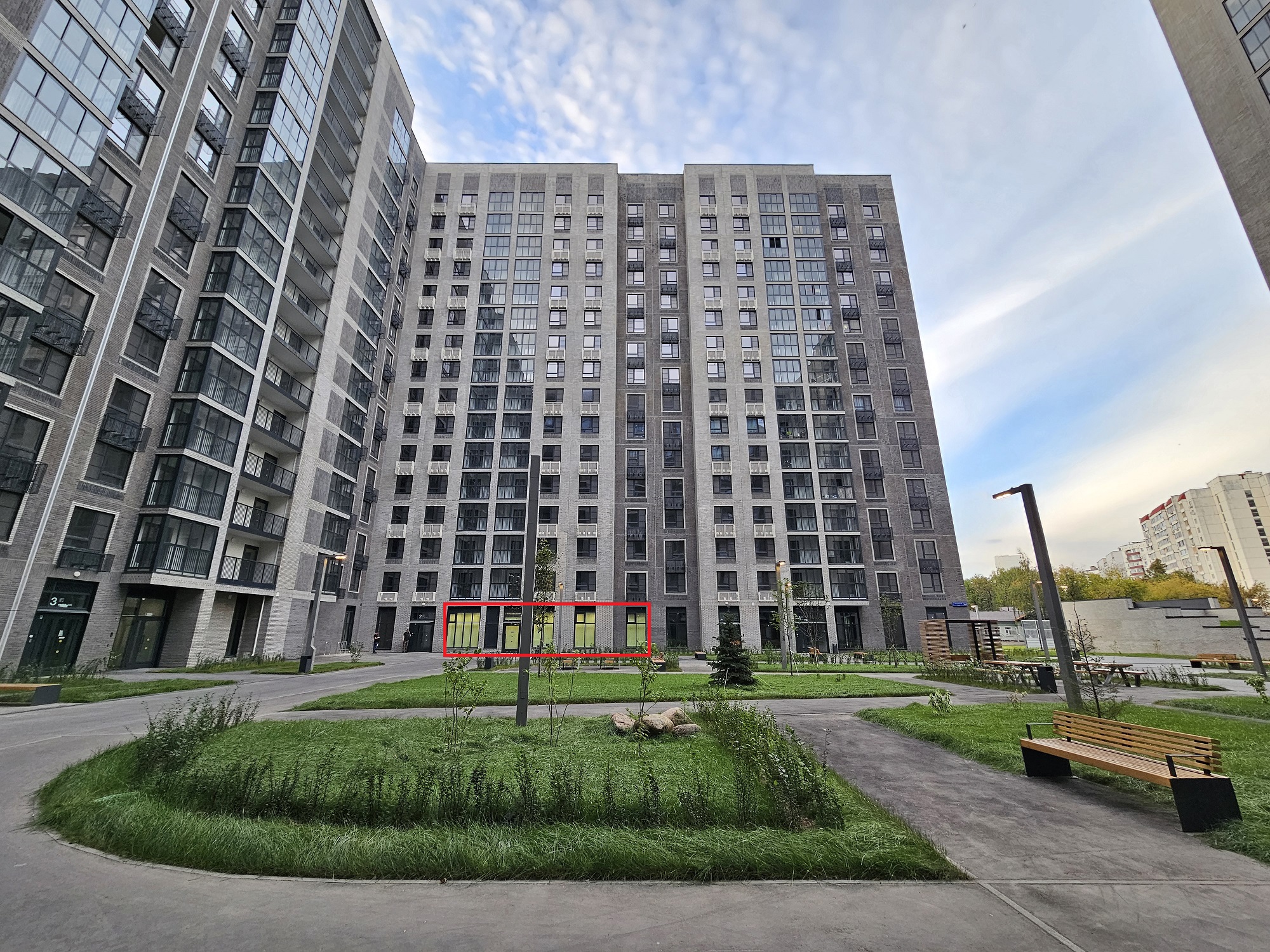 ГП16975506.Нежилое помещение.Фасад здания с выделенными окнами реализуемого объекта_2.jpg