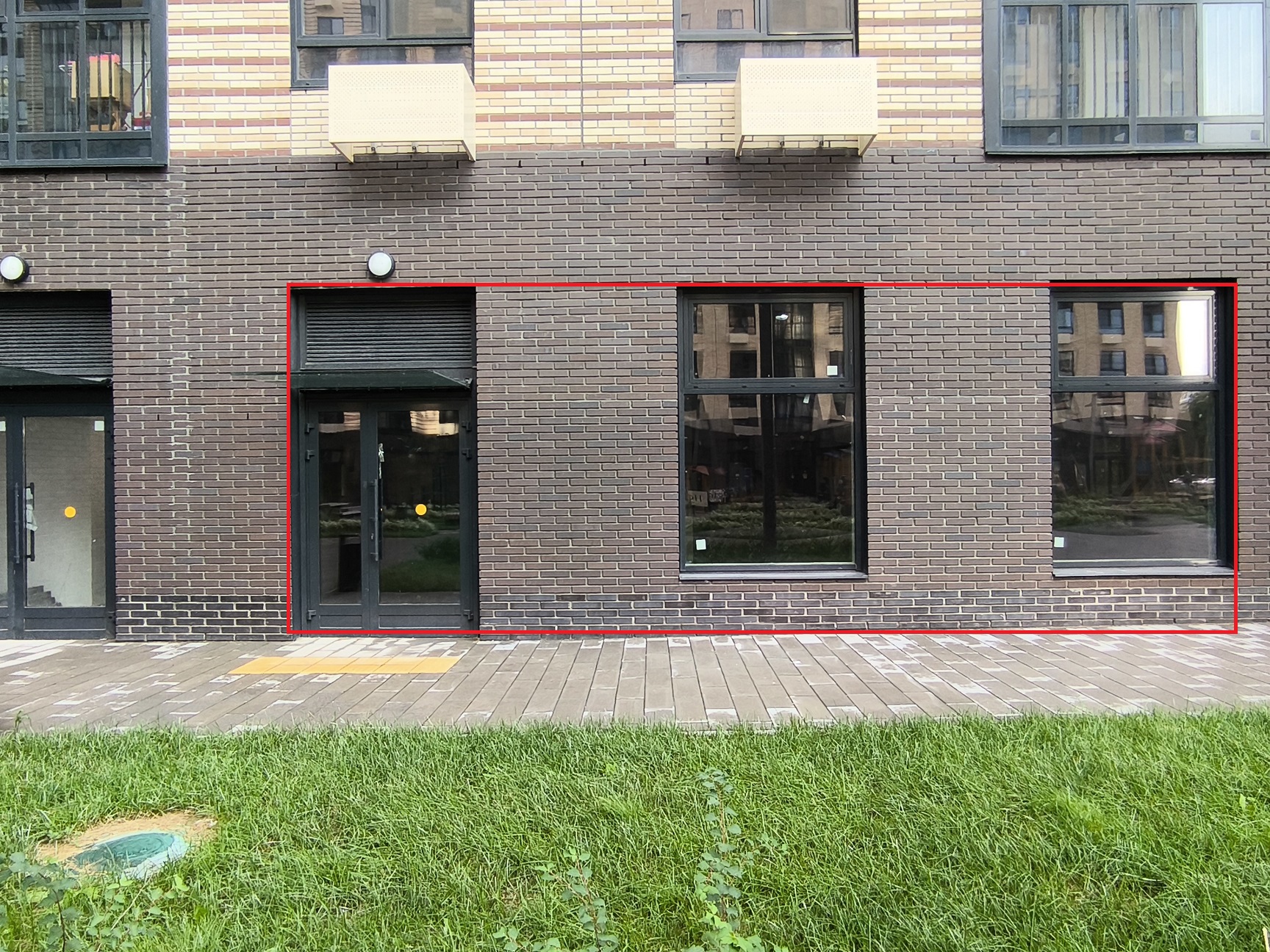 ГП16969671.Нежилое помещение.Фасад здания с выделенными окнами реализуемого объекта.jpg