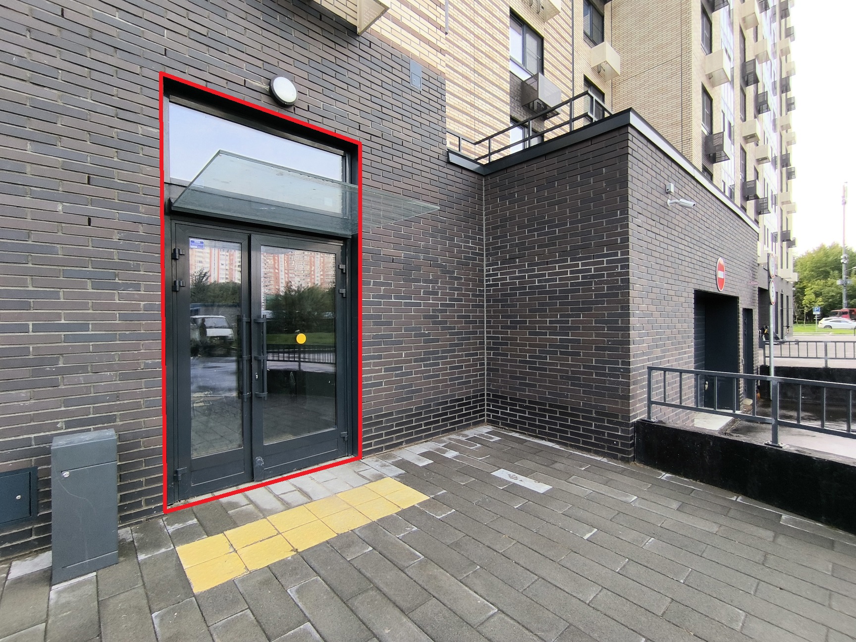 ГП16969671.Нежилое помещение.Фасад здания с выделенными окнами реализуемого объекта_2.jpg