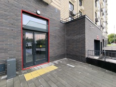 ГП16969671.Нежилое помещение.Фасад здания с выделенными окнами реализуемого объекта_2.jpg