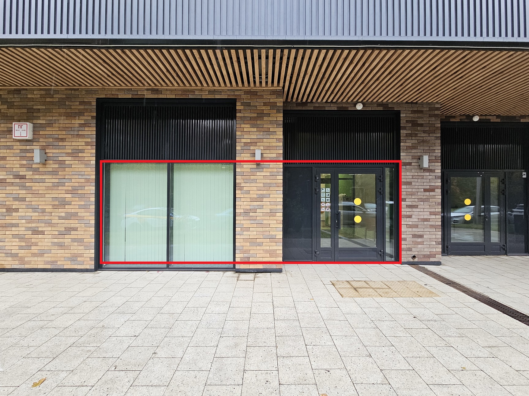 ГП16975583.Нежилое помещение.Фасад здания с выделенными окнами реализуемого объекта_3.jpg