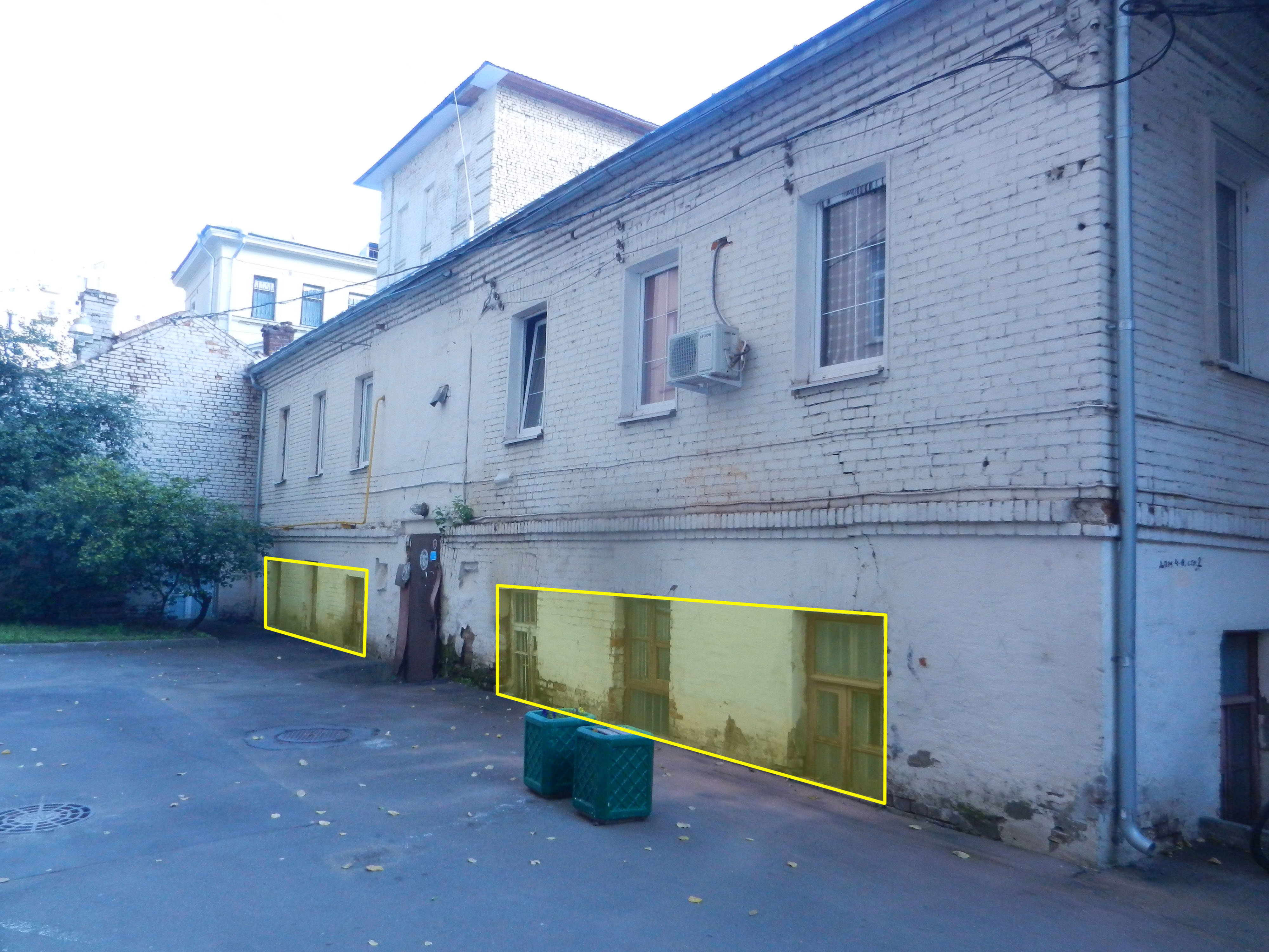 ГП16969124.Нежилое помещение.Фасад здания с выделенными окнами реализуемого объекта.jpg