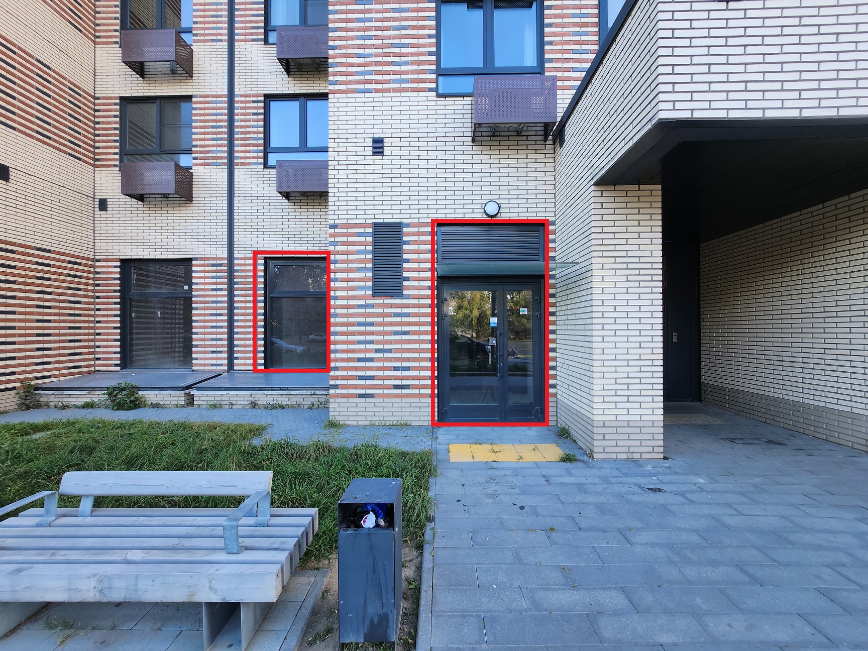 ГП16975934.Нежилое помещение.Фасад здания с выделенными окнами реализуемого объекта.jpg