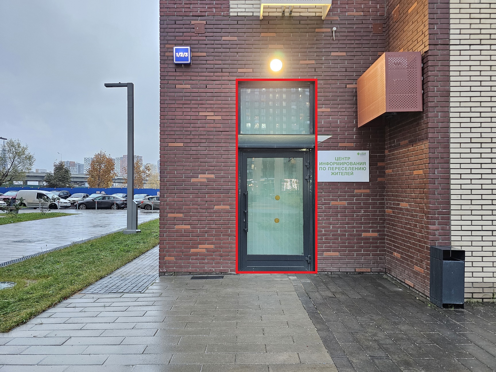 ГП16975882.Нежилое помещение.Фасад здания с выделенными окнами реализуемого объекта_2.jpg