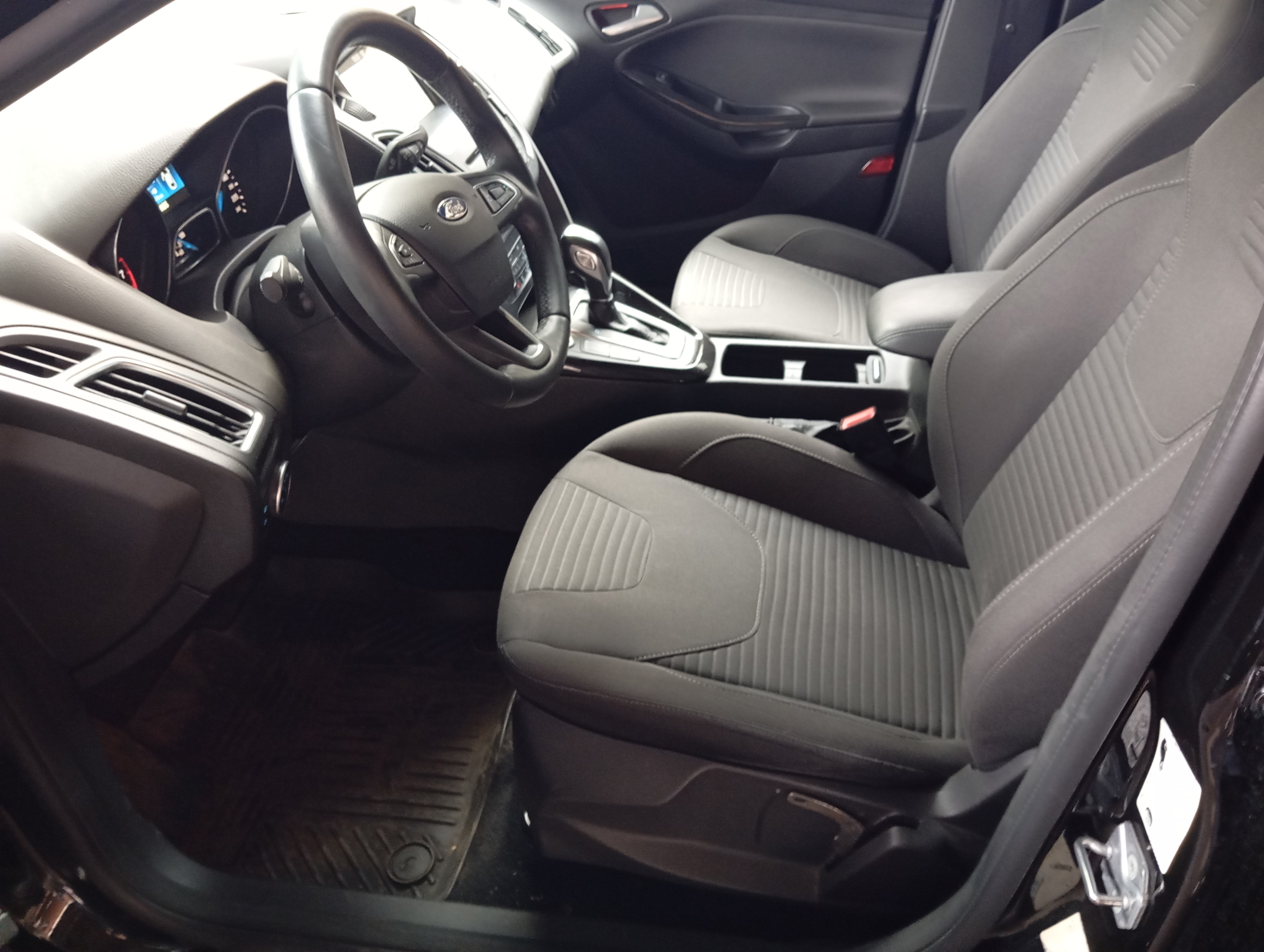 ГП16963925.Транспортное средство.Вид салона со стороны водителя.jpg