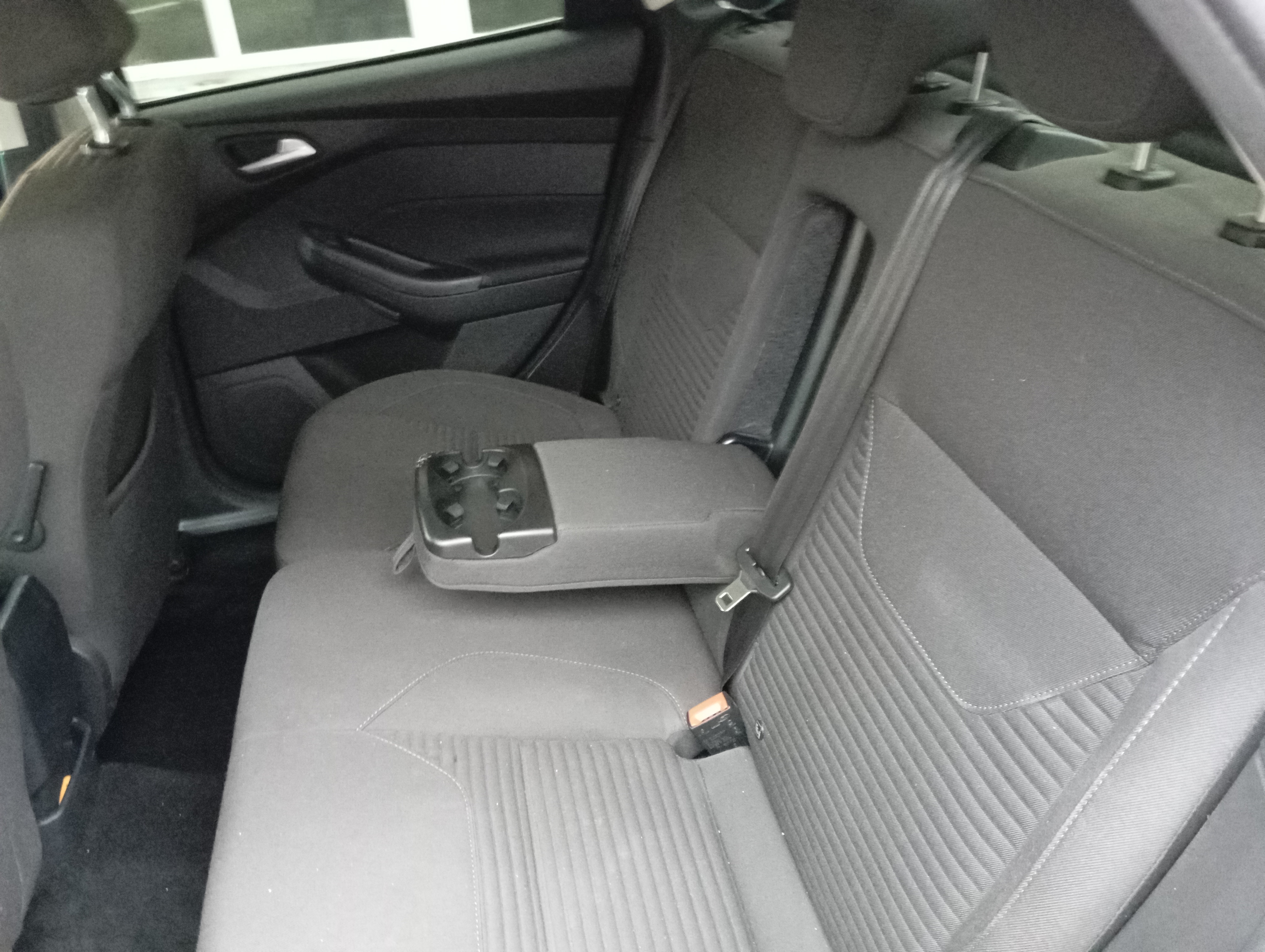 ГП16976150.Транспортное средство.Вид салона с левой стороны пассажирского ряда.jpg