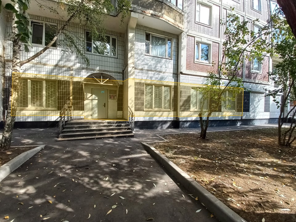 ГП16860251.Нежилое помещение.Фасад здания с выделенными окнами реализуемого объекта.jpg