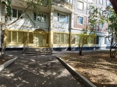 ГП16860251.Нежилое помещение.Фасад здания с выделенными окнами реализуемого объекта.jpg