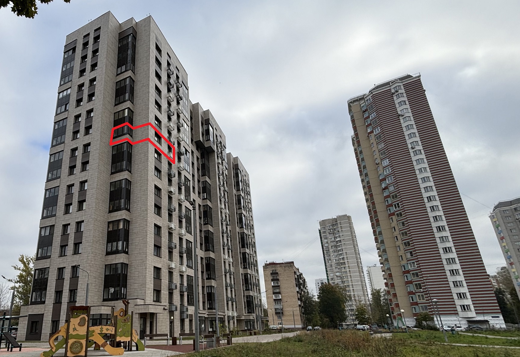 ГП16956830.Квартира.Фасад здания с выделенными окнами реализуемого объекта.jpg