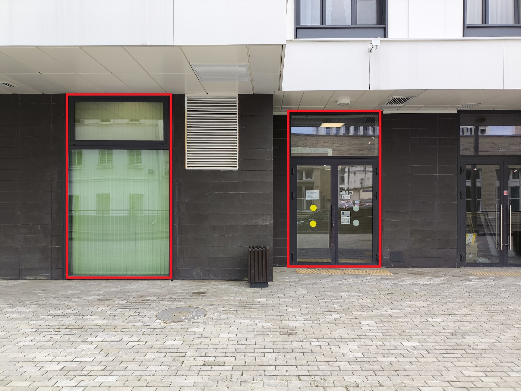 ГП16970167.Нежилое помещение.Фасад здания с выделенными окнами реализуемого объекта_2.jpg