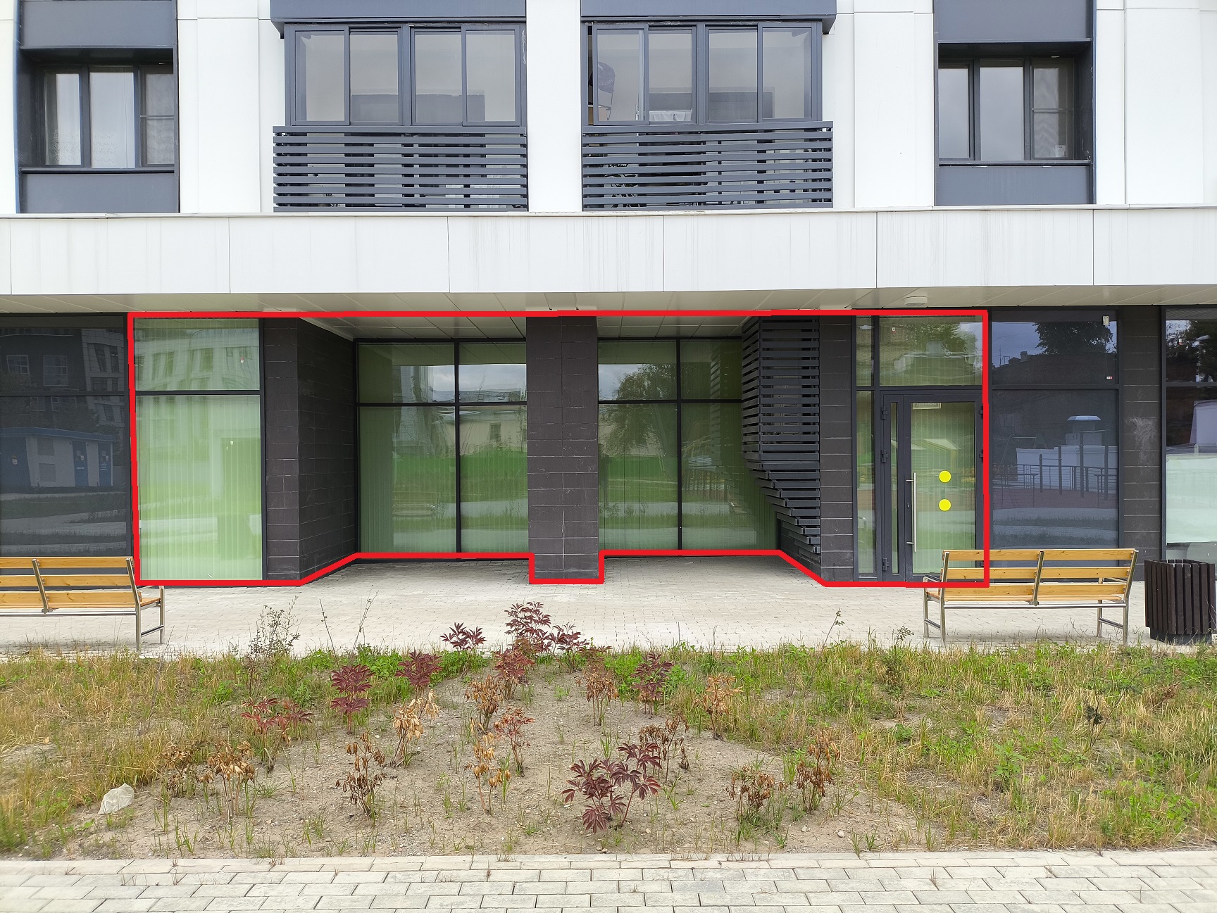 ГП16970167.Нежилое помещение.Фасад здания с выделенными окнами реализуемого объекта.jpg