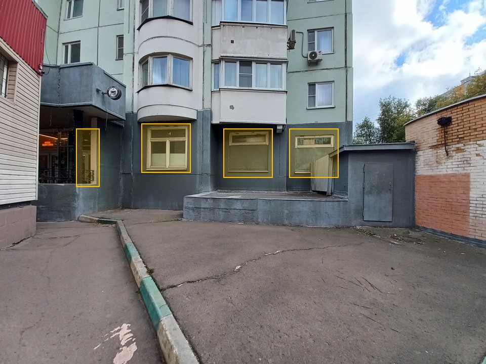 ГП16966835.Нежилое помещение.Фасад здания с выделенными окнами реализуемого объекта.jpg