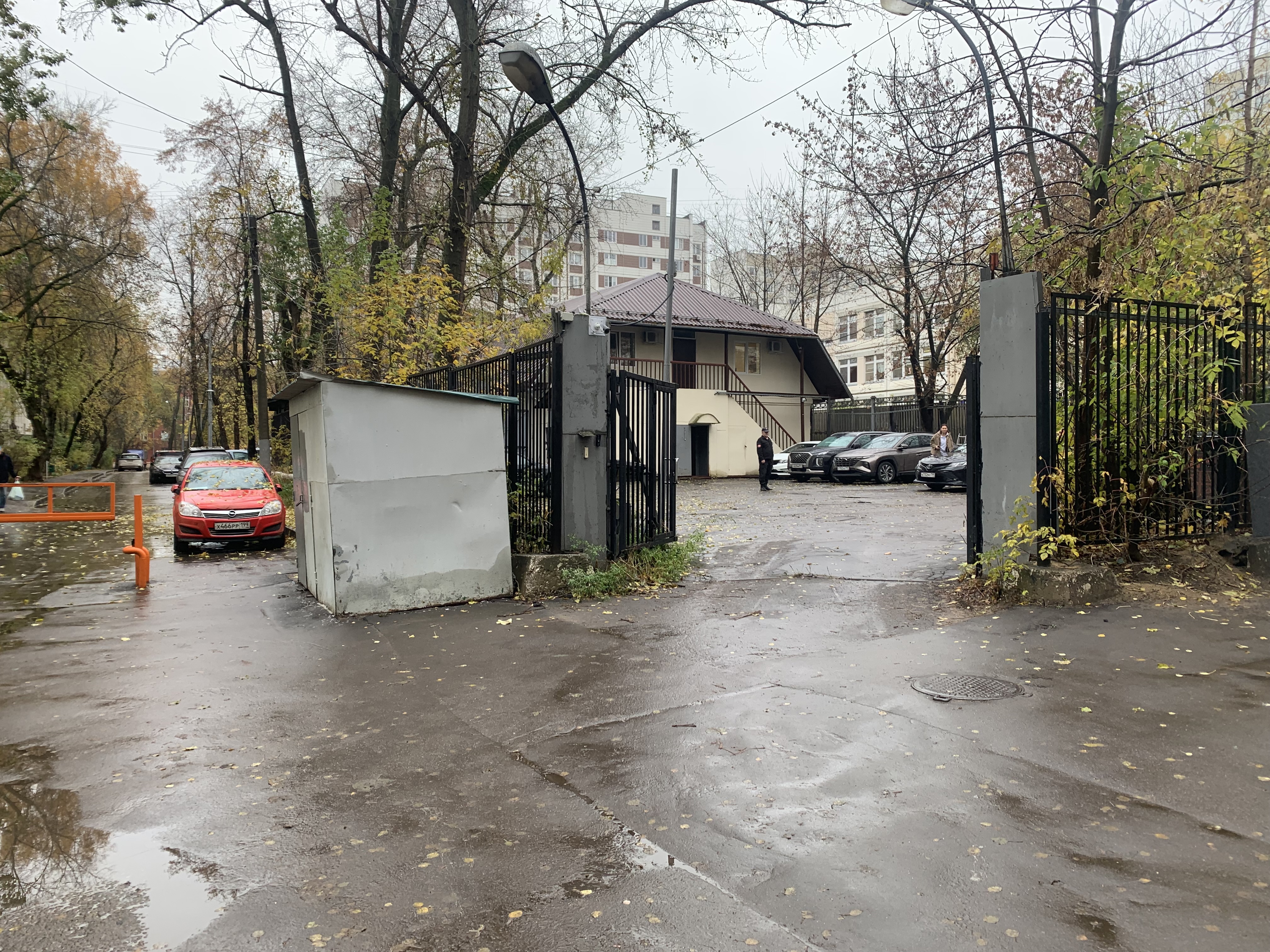 ГП16965111.Нежилое помещение.Фасад здания с выделенными окнами реализуемого объекта.jpg