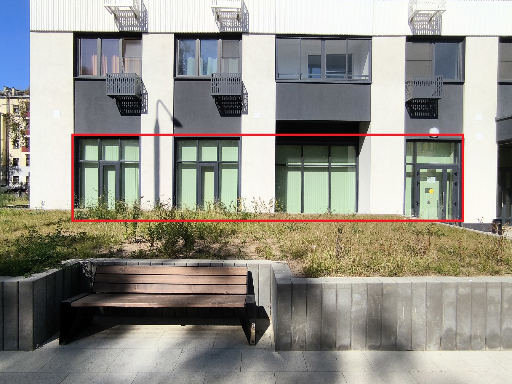 ГП16970727.Нежилое помещение.Фасад здания с выделенными окнами реализуемого объекта_2.jpg