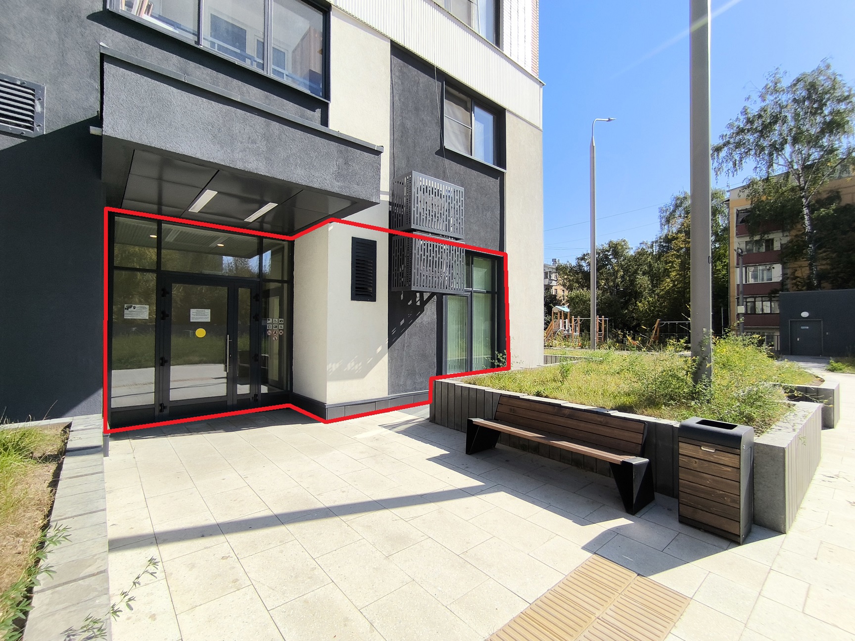 ГП16970727.Нежилое помещение.Фасад здания с выделенными окнами реализуемого объекта.jpg