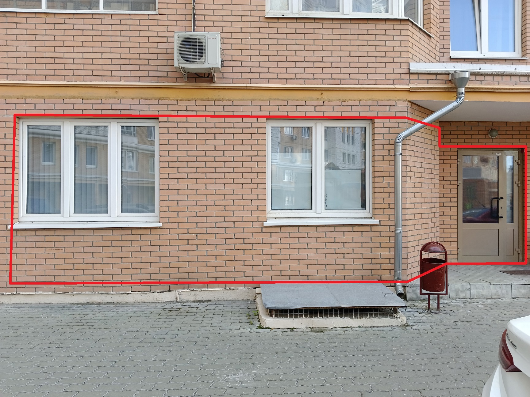 ГП16971057.Нежилое помещение.Фасад здания с выделенными окнами реализуемого объекта.jpg