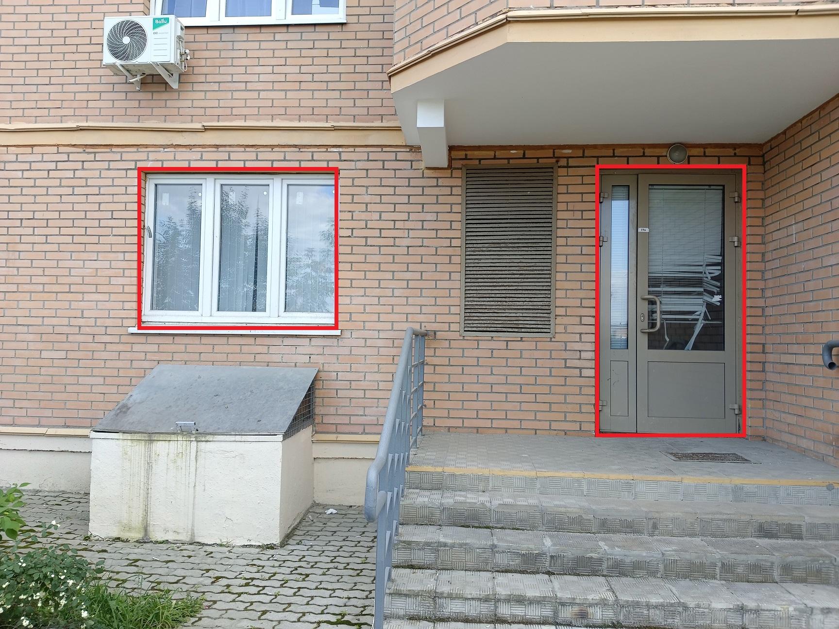 ГП16971057.Нежилое помещение.Фасад здания с выделенными окнами реализуемого объекта_2.jpg