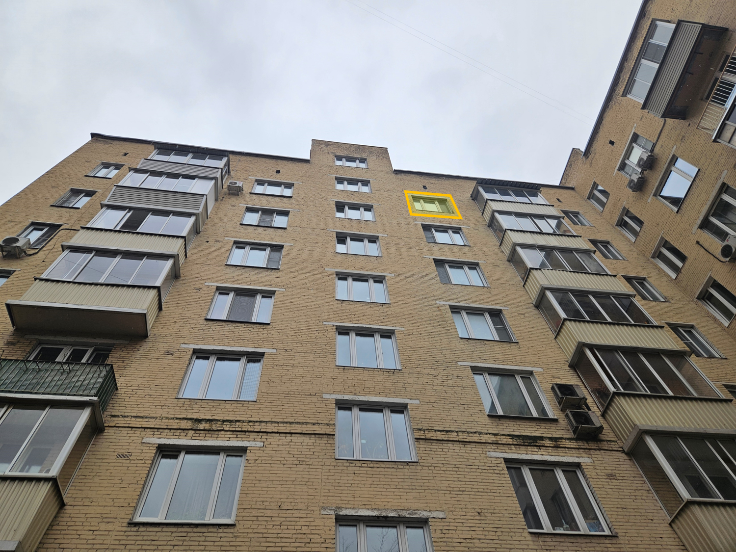 ГП16975978.Квартира.Фасад здания с выделенными окнами реализуемого объекта.png