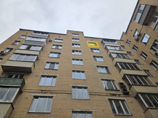 ГП16975978.Квартира.Фасад здания с выделенными окнами реализуемого объекта.png