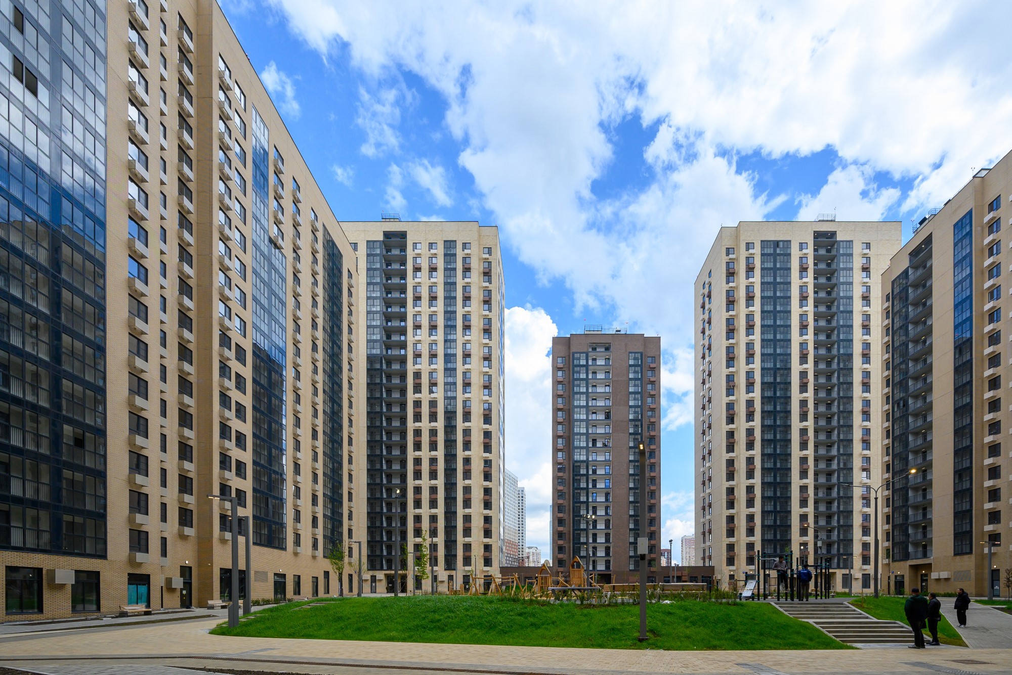 ГП16976550.Машино-место.Фасад здания с выделенными окнами реализуемого объекта.jpg