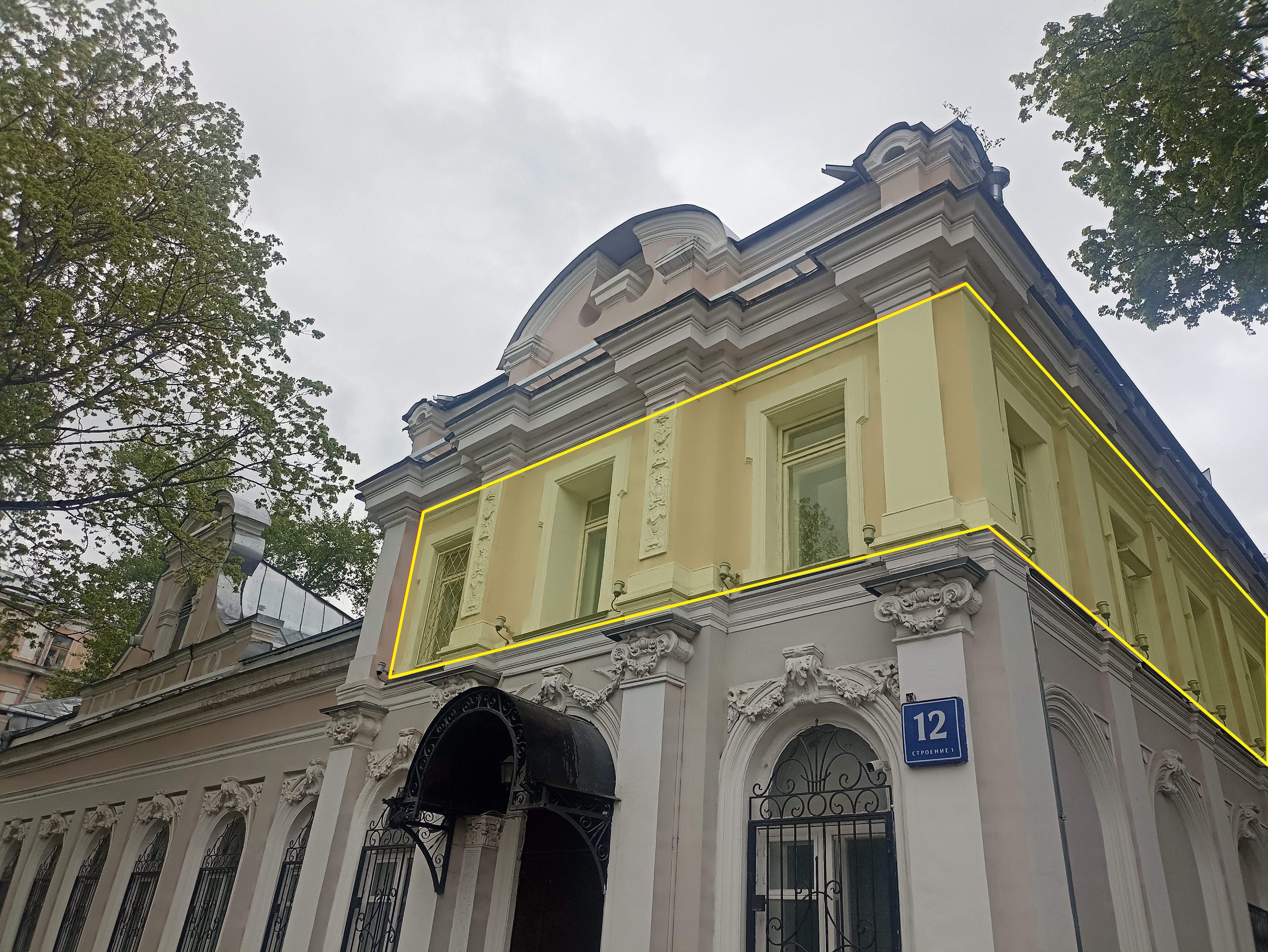 ГП16963439.Нежилое помещение.Фасад здания с выделенными окнами реализуемого объекта_2.jpg